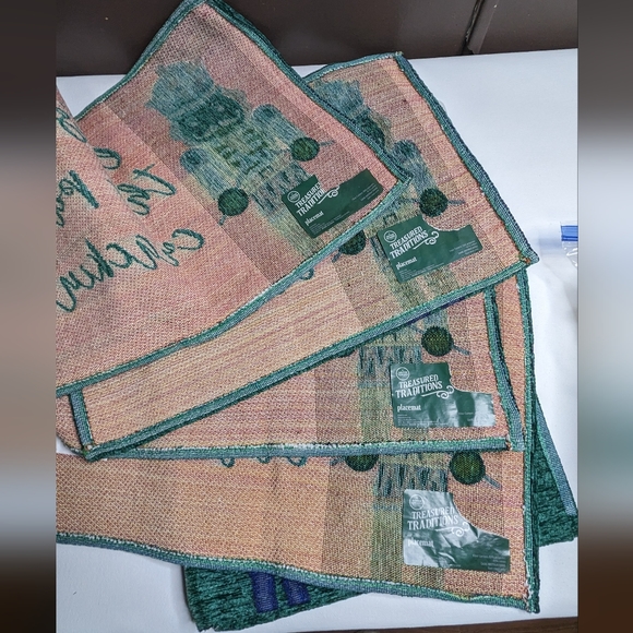 Christmas seasonal designed set of 4 placemats & 1 matching table runner E-2 - Picture 4 of 9